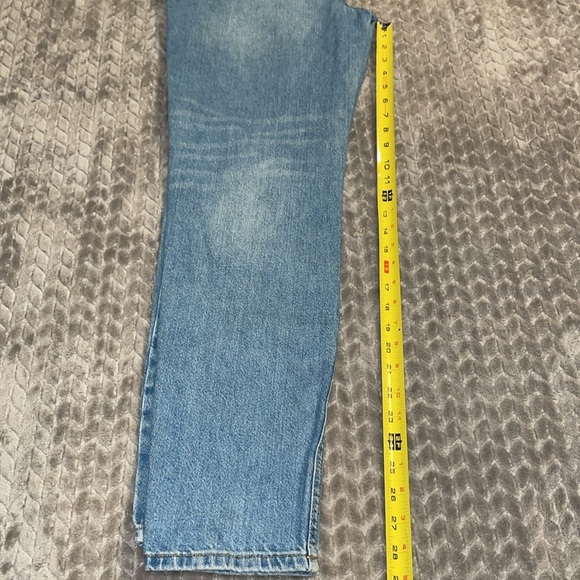 Urban Outfitters BDG Mom Hi-Rise Light Wash Distressed Tapered Leg Jeans.  Sz 27 - Picture 11 of 11
